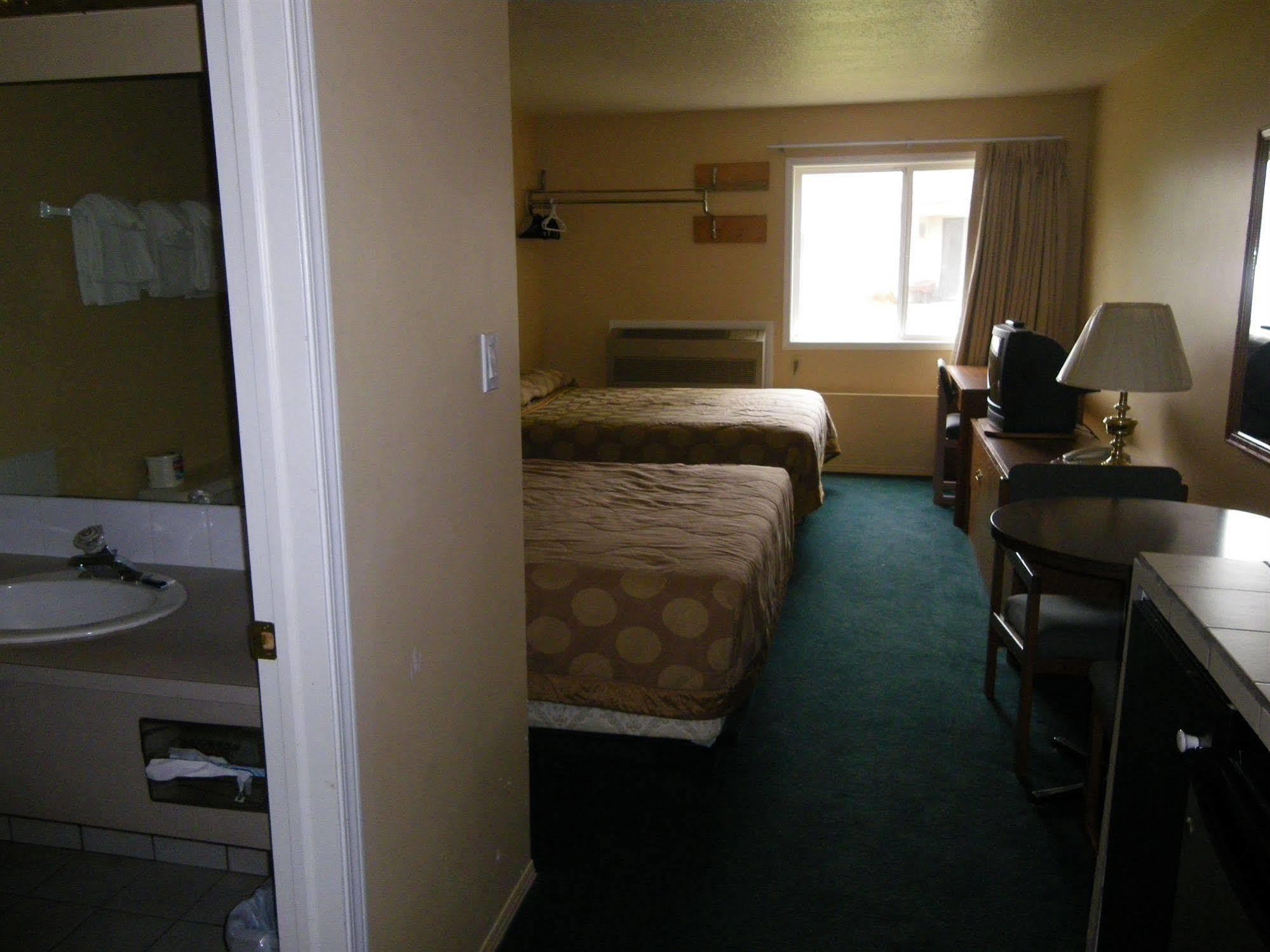 Selkirk Inn Golden Extérieur photo